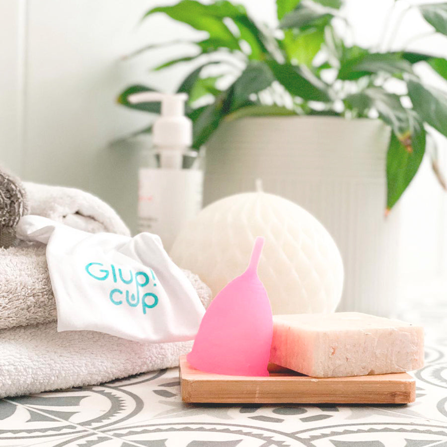 copa menstrual y jabón limpiar